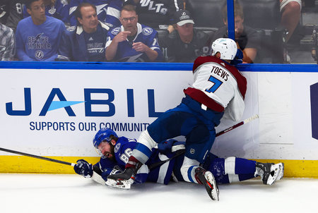Кучеров побил рекорд Гретцки в конце НХЛ. Победа стоила россиянину здоровья?