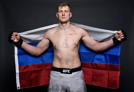 Российский боец UFC отомстил за братьев Емельяненко. Бразильца не выручил даже стул!