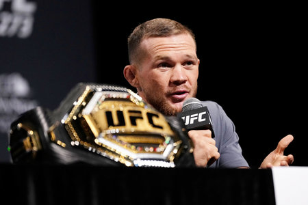 Основной фрик UFC ослепил конкурента прямо в клеточке. И расстроил российского чемпиона