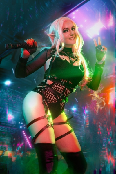 Небезопасно и сексуально: россиянка сделала косплей на Киберпанк-Эльфа