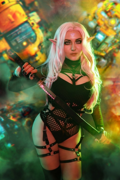 Небезопасно и сексуально: россиянка сделала косплей на Киберпанк-Эльфа
