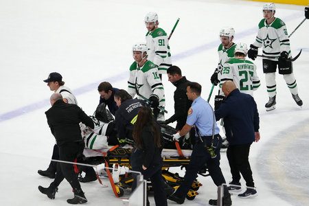 Несуразная травма вратаря в НХЛ. Канадца уносили со льда на носилках