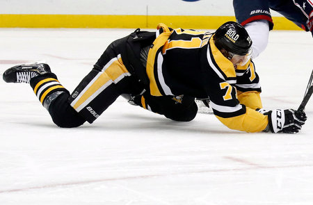 Малкин упал на лёд после курьёзного гола в НХЛ. Праздновать никто и не думал!