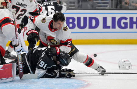 Российского хоккеиста НХЛ травмировали ожесточенным ударом. Зарядили с метра прямо в лицо!