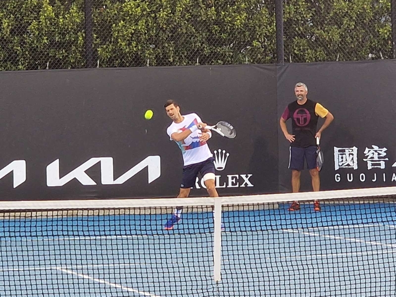 Девятикратный чемпион Australian Open ﻿Новак Джокович сегодня потренировался на кортах турнира.