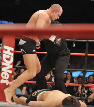 Емельяненко прикончил легенду UFC феноменальным ударом. Это нокаут года!