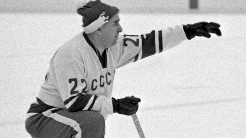 Зачем великий тренер СССР Тарасов заставлял юных хоккеистов «расстреливать» друг друга на льду: «Отчаянная рубка»