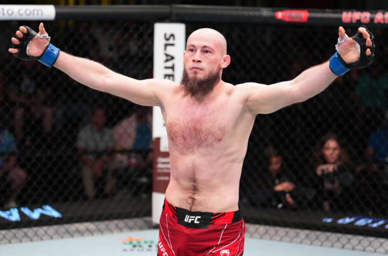 Американец сбежал из UFC после позорного поражения от бойца из России