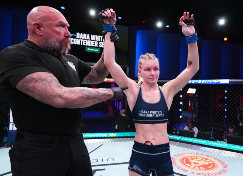 Русская красотка разделась ради контракта с UFC. И привела в восторг президента