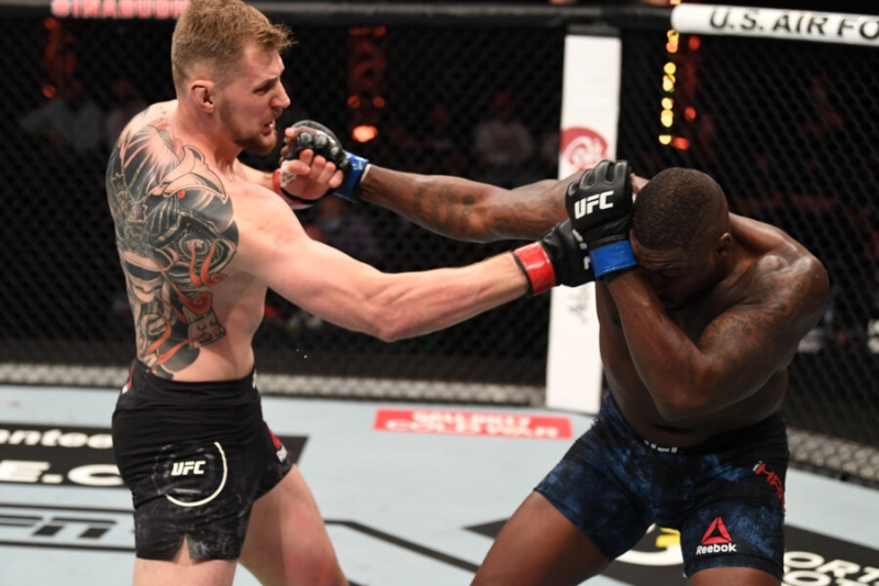 Убойная победа Волкова в UFC. Драго заставил соперника вопить от боли