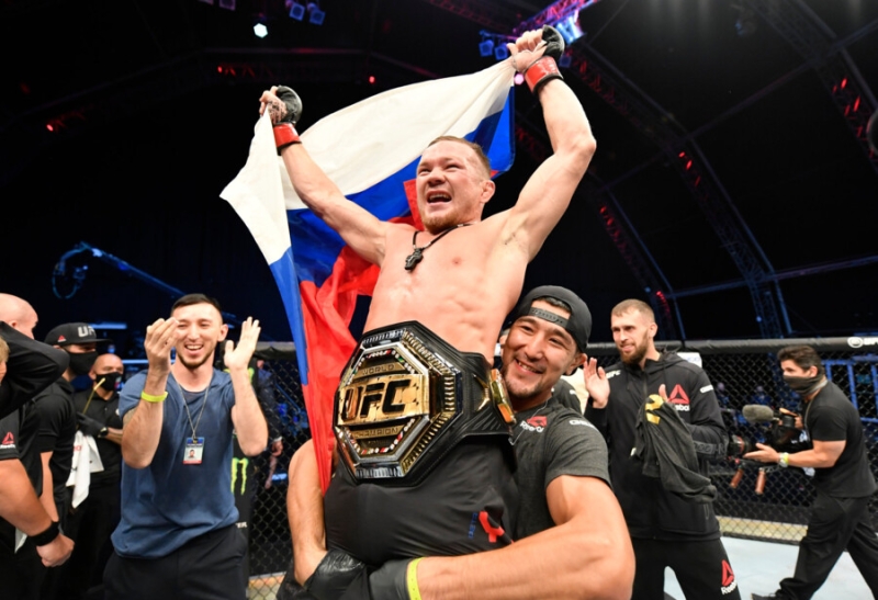 «К чёрту запреты!» Российским бойцам UFC неожиданно вернули флаг страны