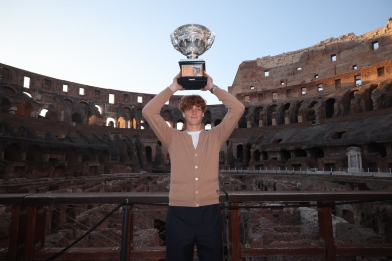 Чемпион Australian Open-2024 Янник Синнер привёз Кубок Нормана Брукса в римский Колизей.
