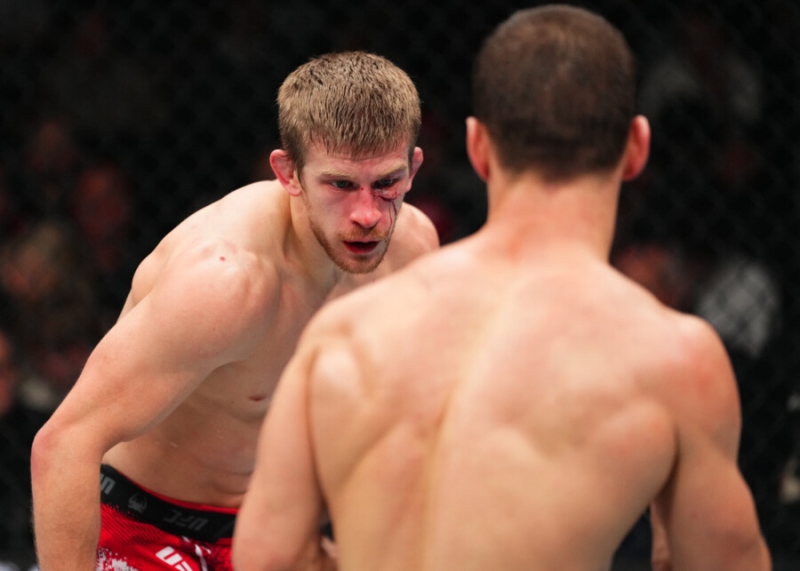 Громкий скандал в UFC. Российскому бойцу нанесли серию запрещённых ударов