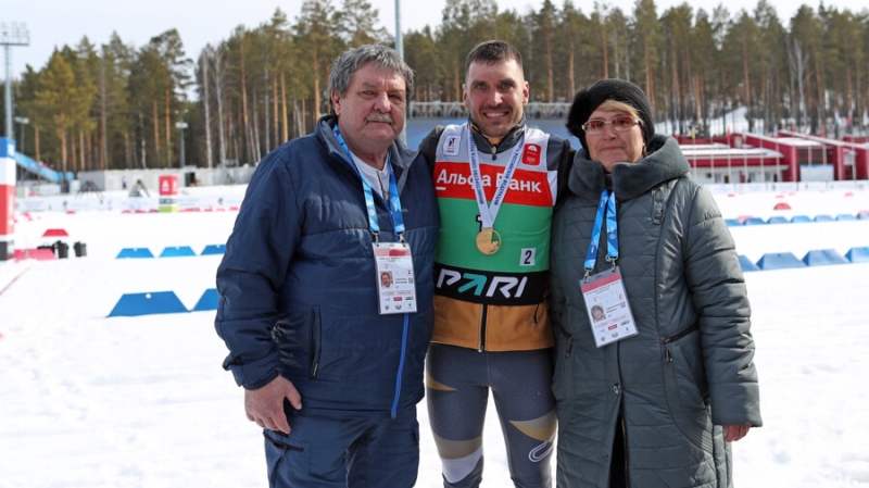 Знаменитый российский биатлонист получил золото из рук отца. Как же трогательно!