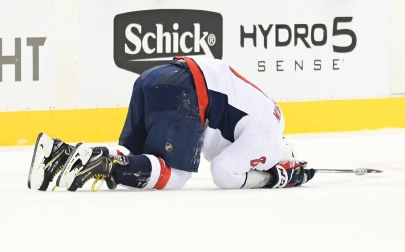 Овечкина вывели из строя в плей-офф НХЛ. Александр не смог сам уйти со льда