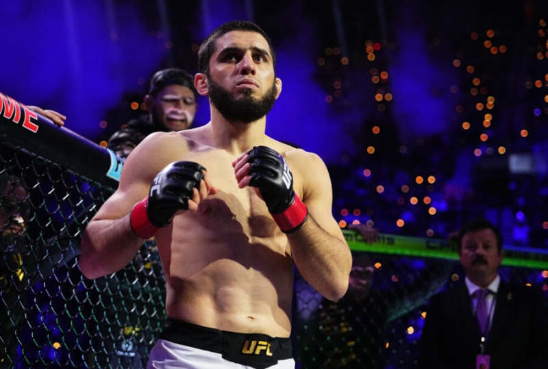 Махачев больше не чемпион UFC. Российского бойца заставили отдать пояс
