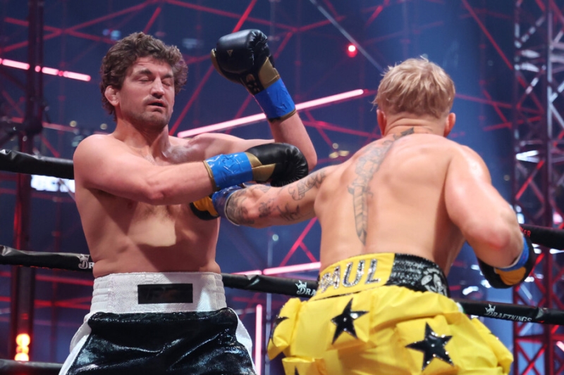 &laquo;Ситуация по-прежнему тяжелая&raquo;. Рекордсмена UFC похоронили заживо