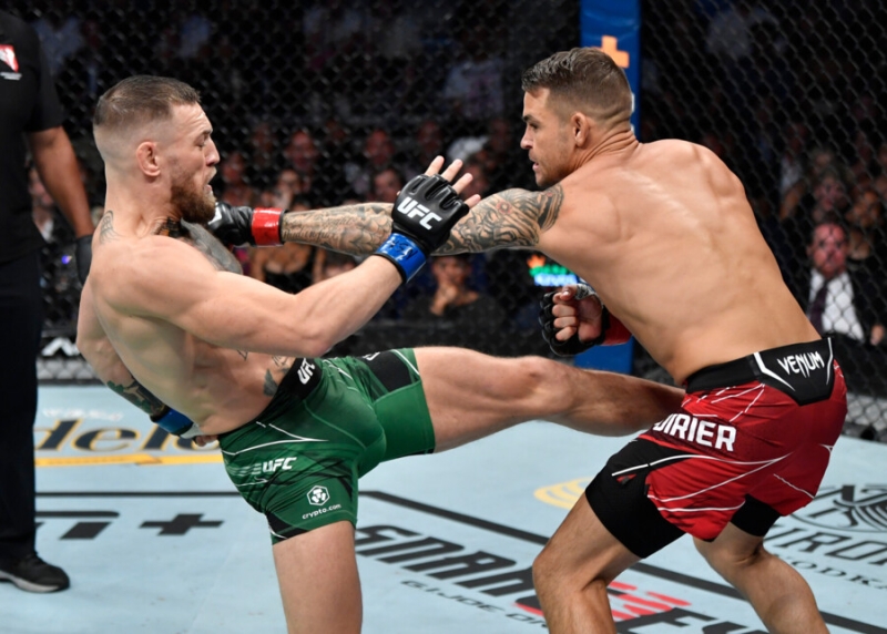 Макгрегора отправили в больницу из октагона UFC. Позор скандального бойца увидел весь мир