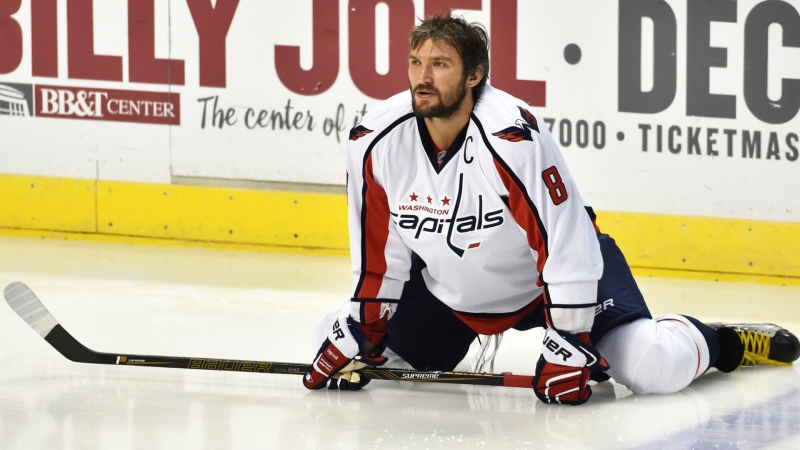 ovechkinnapugalvsehvpredsezonnommatcheupalinesmogsampokinutljodfd2116c Новости СПОРТА свежие события спорта Футбол Хоккей Теннис ММА