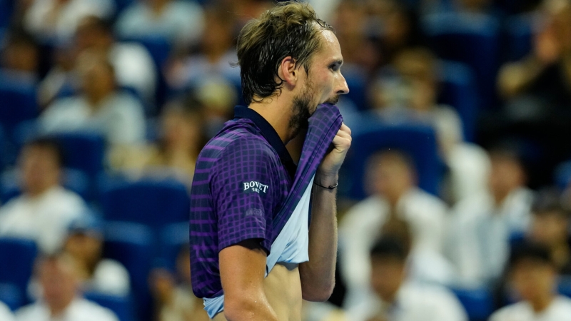 medvedevsnjalsjaspolufinalatennisnogoturniravpekinetenposporitzatitulssinnerom8b8a6cc Новости СПОРТА свежие события спорта Футбол Хоккей Теннис ММА