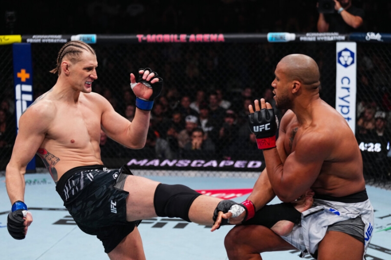 Волков отказался драться с опасным бразильцем в UFC. И получил обвинения в трусости