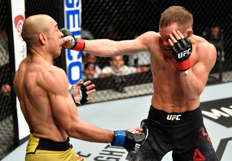 Ян утопил соперника в крови. И стал чемпионом UFC!