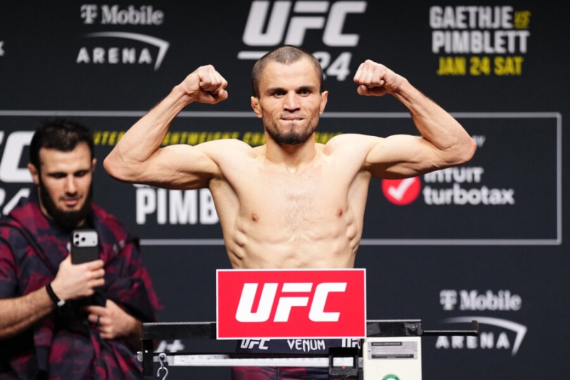 Боец рухнул лицом в пол после взвешивания. Страшный эпизод в UFC