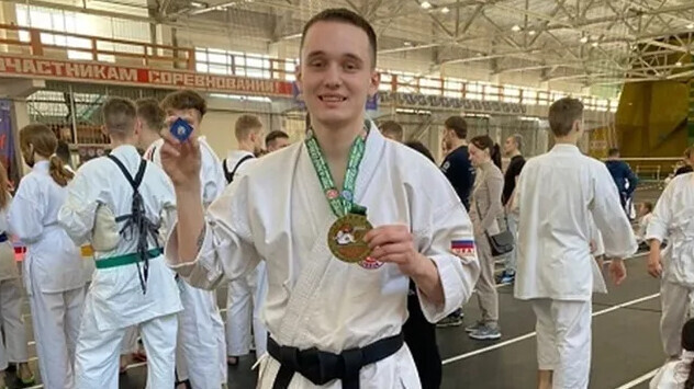 Заткнули рот и тащили к гаражам. Российский чемпион спас девушку от четырех отморозков