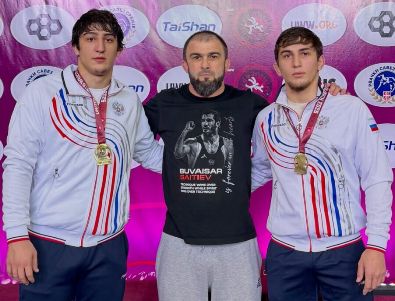 На первенстве Европы не утихал гимн России. Три победы под флагом страны за один вечер