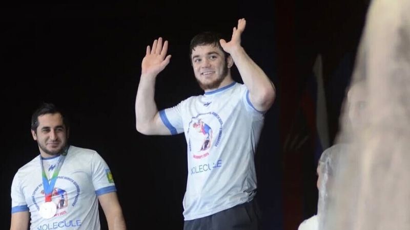 Украинец устроил провокацию во время гимна России. И опозорил себя на весь мир