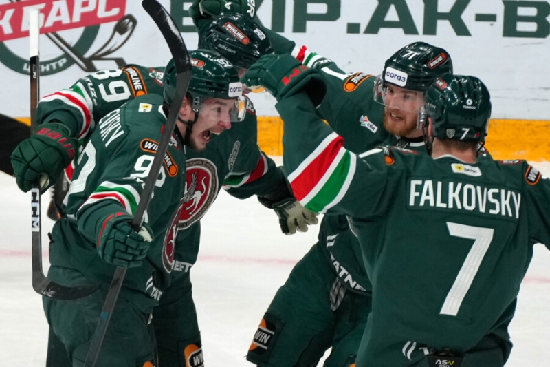 У Разина проблемы в полуфинале КХЛ. В ворота &laquo;Магнитки&raquo; залетает практически всё