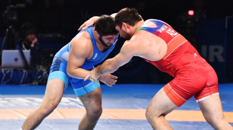 Великий Садулаев вырвал золото чемпионата Европы. И отпраздновал с флагом России