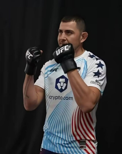 Экипировка бойцов для турнира UFC в Белом доме сделана в цветах флага России. Америка в шоке