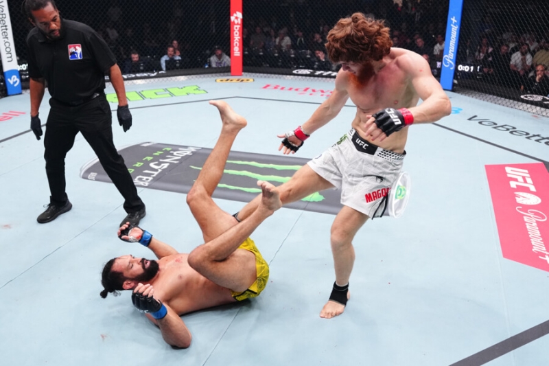 Подвиг россиянина в UFC! Шара Буллет улетел в нокдаун, но победил