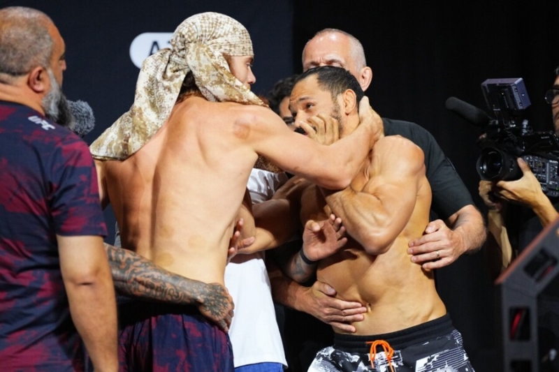 Подвиг россиянина в UFC! Шара Буллет улетел в нокдаун, но победил
