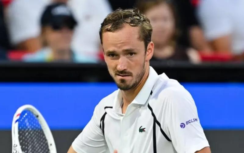 daniilmedvedevnesmogsovladatsnervamipohodumatchasamerikancembrendonomnakashimojvtretemkrugehardovogomastersavcincinnati983cfe8 Новости СПОРТА свежие события спорта Футбол Хоккей Теннис ММА