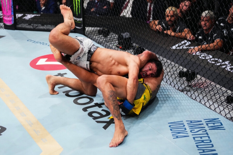 Царукян вымучил победу над бразильцем в UFC. И приблизился к титульнику!