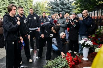 igrokiitreneryshanhajskihdrakonovposetilimemorialpogibshimhokkeistamlokomotivad6c0848 Новости СПОРТА свежие события спорта Футбол Хоккей Теннис ММА